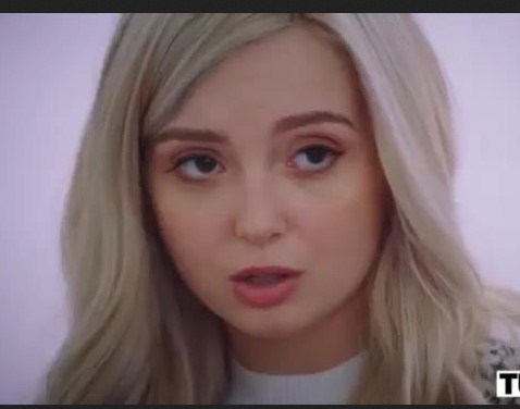 Sekretaris Cantik Menawan Menarik Perhatian Bos