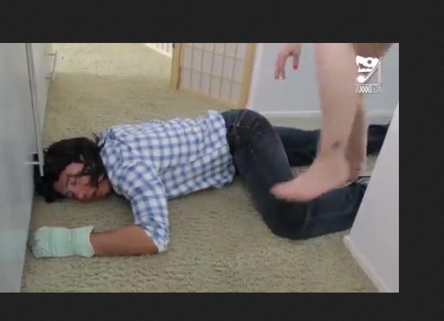 Supir Pribadi Ngintip Majikan Yang Sedang Mandi